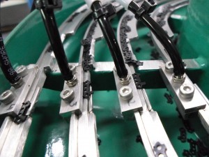 Manual bowl feeder side